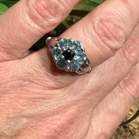 Sterling Silver flower ring - Picture 1 of 17